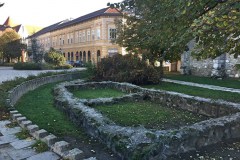 Szent Miklós-templom mellett található a Romkert