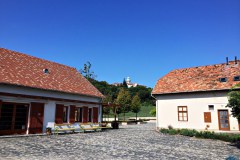 Gyógynövénykert, balra a teaház