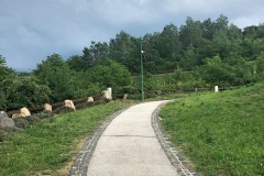 Aszfaltos úton érhetjük el a szobrot