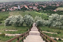 Lépcsősor vezet a szoborhoz
