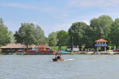 A csónakok a Szabics kikötőből indulnak a szigetre