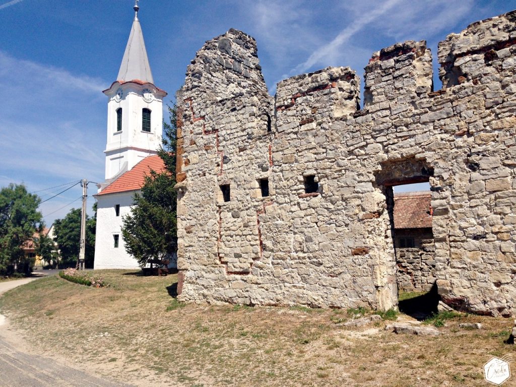 Lenyűgöző középkori templom- és kolostorromok a Balaton-felvidéken