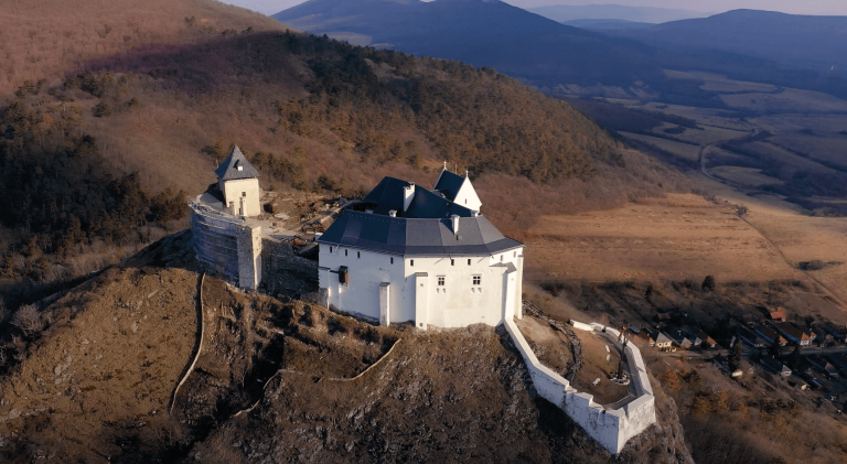 Drónvideón a legszebb észak-magyarországi váraink