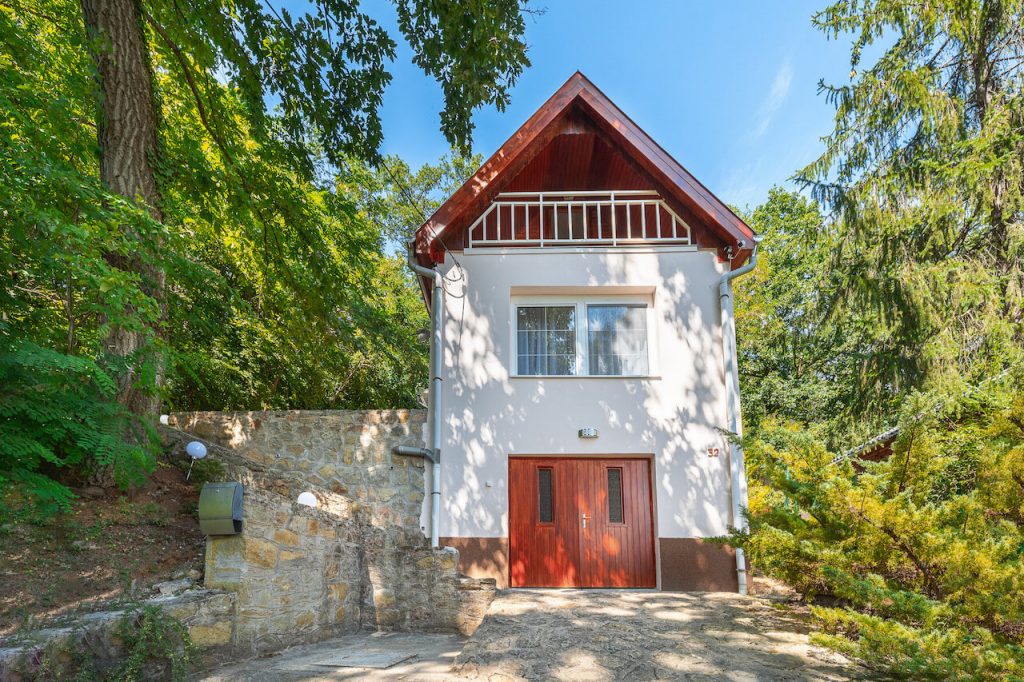Édenkert Noszvaj – Pezsgőfürdős erdei ház a romantika kedvelőinek