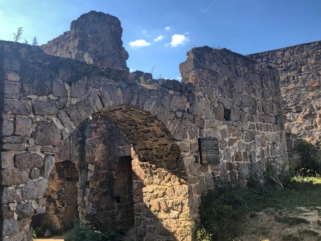 Teve-szikla, Kőfülke és az Egri vár másolata Pilisborosjenő határában