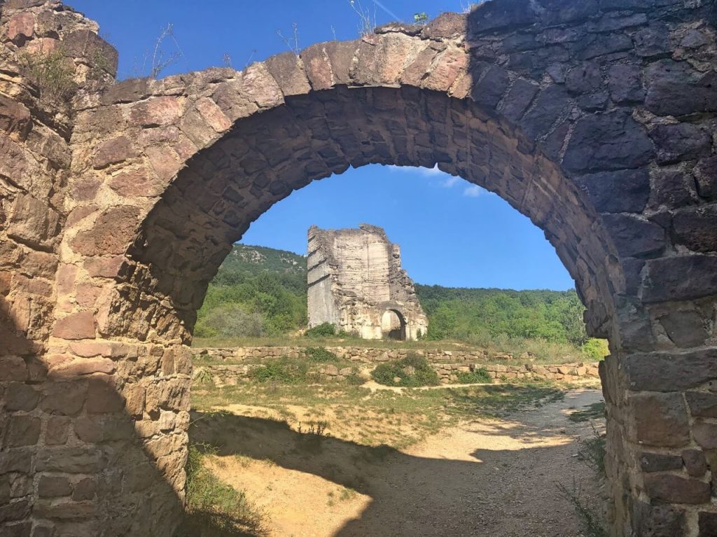 Teve-szikla, Kőfülke és az Egri vár másolata Pilisborosjenő határában