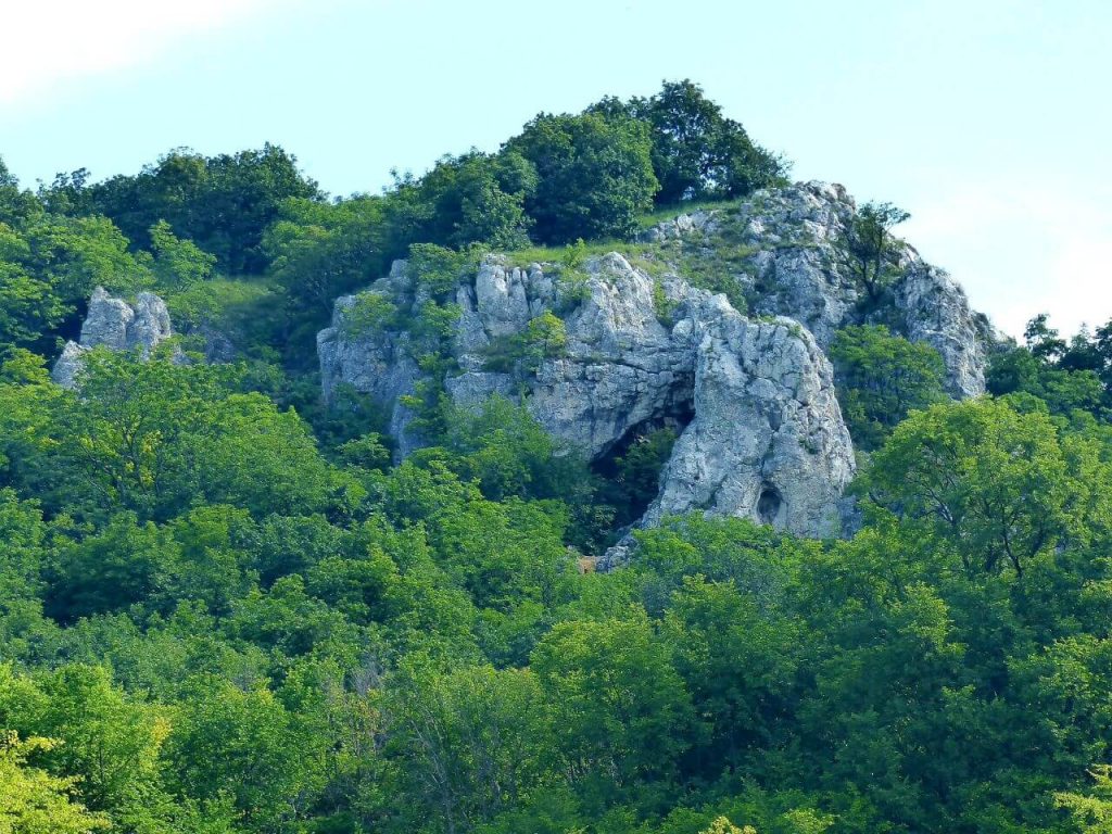 Tündérkapu és kristálybarlang a Nagy-Strázsa hegy oldalában