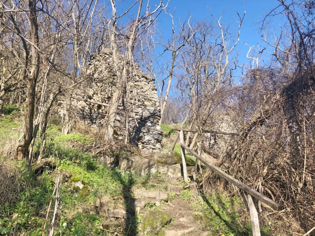 Sok lépcső és mesés panoráma - túra a hegyesdi várromhoz