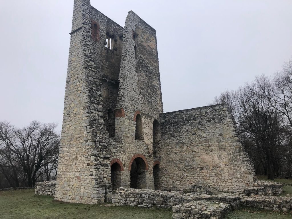 Lenyűgöző középkori templom- és kolostorromok a Balaton-felvidéken