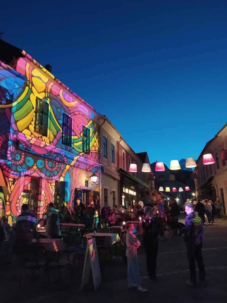 Szentendre Éjjel-Nappal: nyárzáró fényfestés a belvárosban