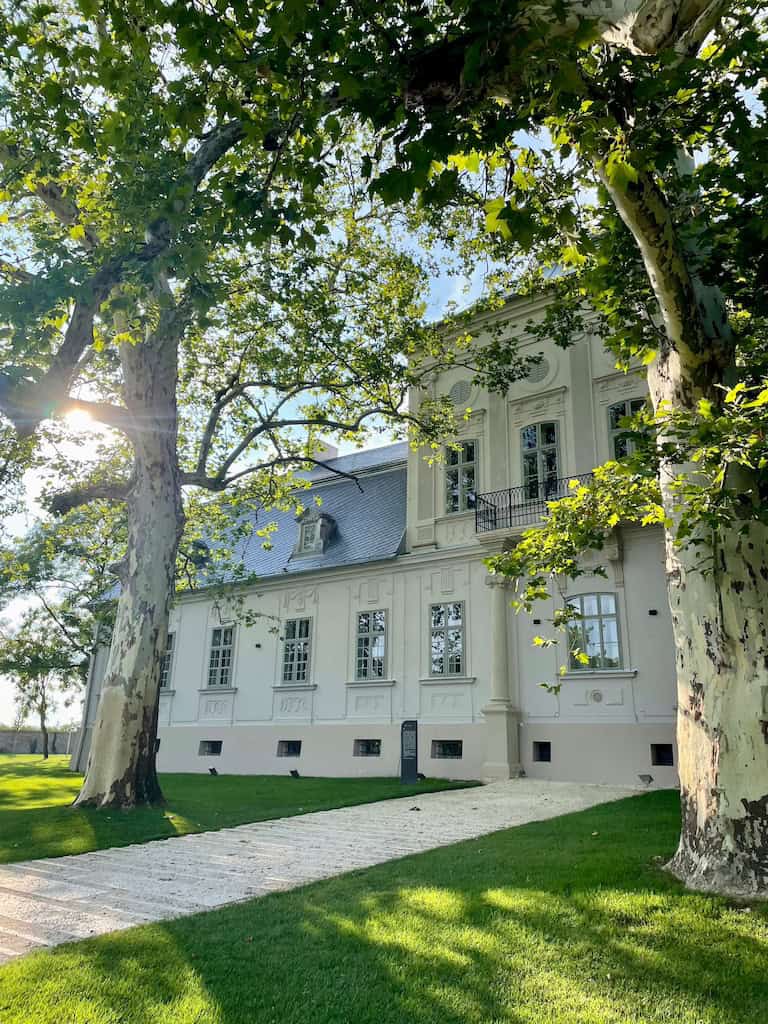 Jókai-regényhősök, történelmi séták és gasztronómiai élmények a geszti Tisza-kastélyban