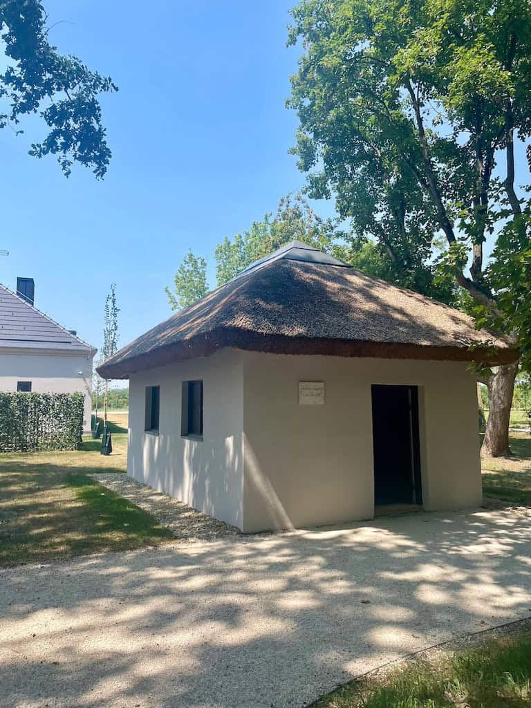 Jókai-regényhősök, történelmi séták és gasztronómiai élmények a geszti Tisza-kastélyban