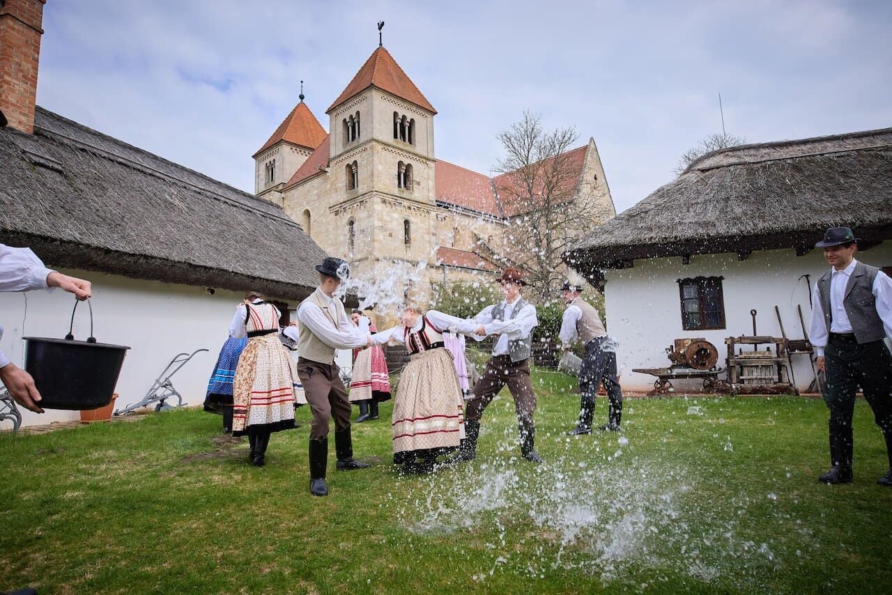 Budapesttől mindössze félórányira, a Duna–Tisza közén, egy igazi kincset fedezhetnek fel a bringások: Ócsa új kerékpárútját. 
