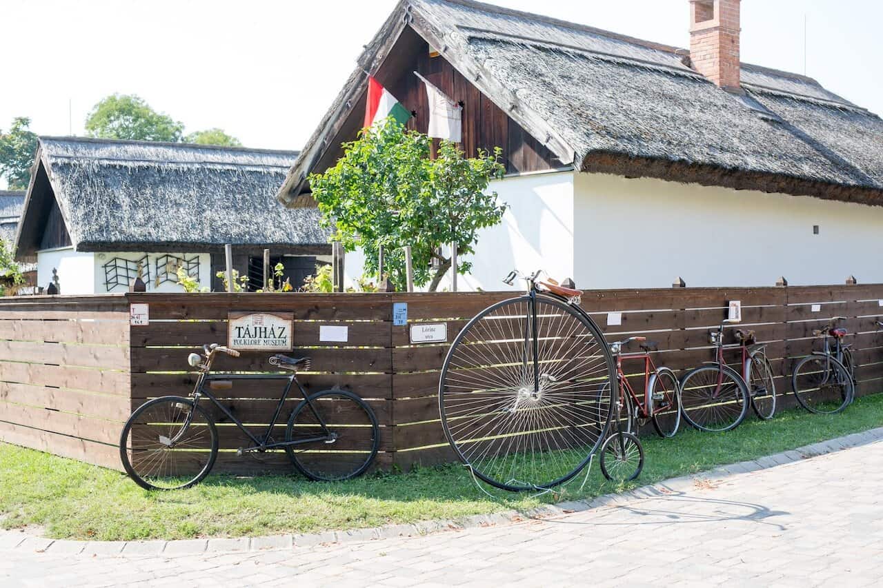 Budapesttől mindössze félórányira, a Duna–Tisza közén, egy igazi kincset fedezhetnek fel a bringások: Ócsa új kerékpárútját. 