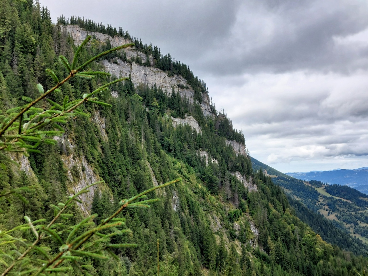 Gonosz-kő barlang, Radnai-havasok, Máramaros (A Gonosz-kő, melynek északi részéről hull alá a Lóhavasi-vízesés).jpg