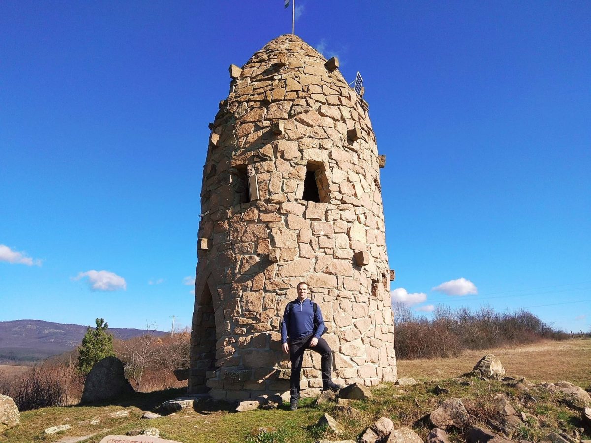 úra az Ördögtorony tanösvényen: Kisamerika, kaptárkövek, Millenniumi-kilátó