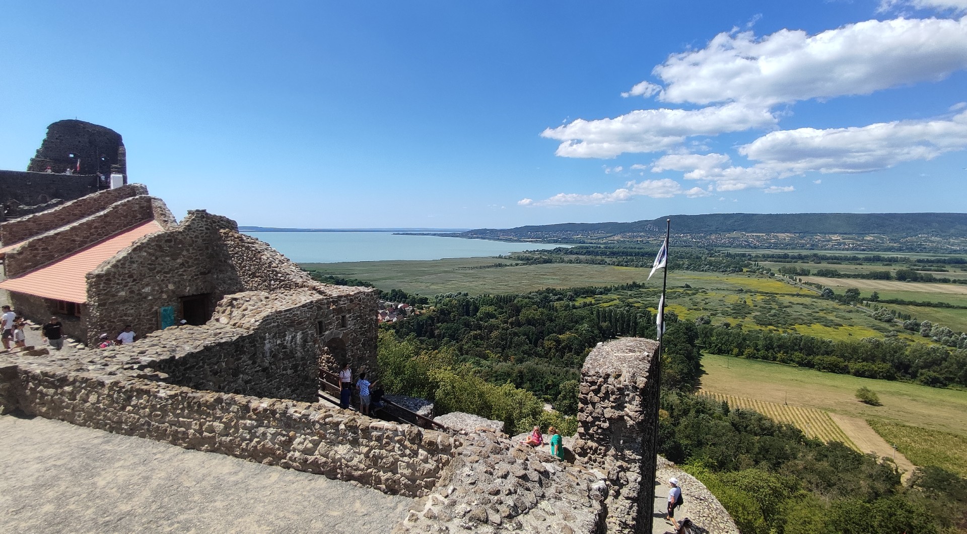 5+1 vár a Balatonnál
