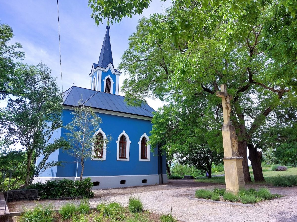Balatonboglár csodái: Kék kápolna, Vörös kápolna és Árpád-kori templomrom