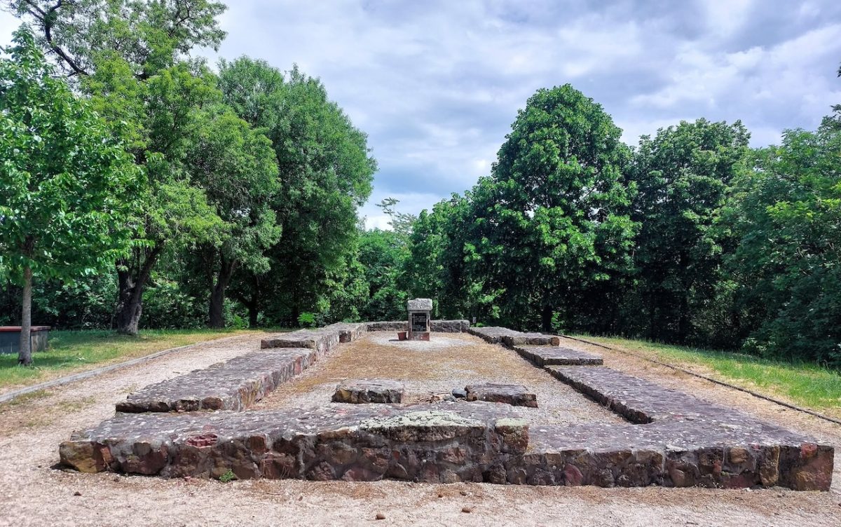 Balatonboglár csodái: Kék kápolna, Vörös kápolna és Árpád-kori templomrom