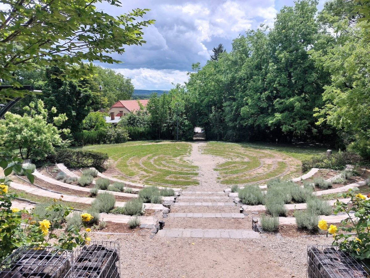 Balatonboglár csodái: Kék kápolna, Vörös kápolna és Árpád-kori templomrom