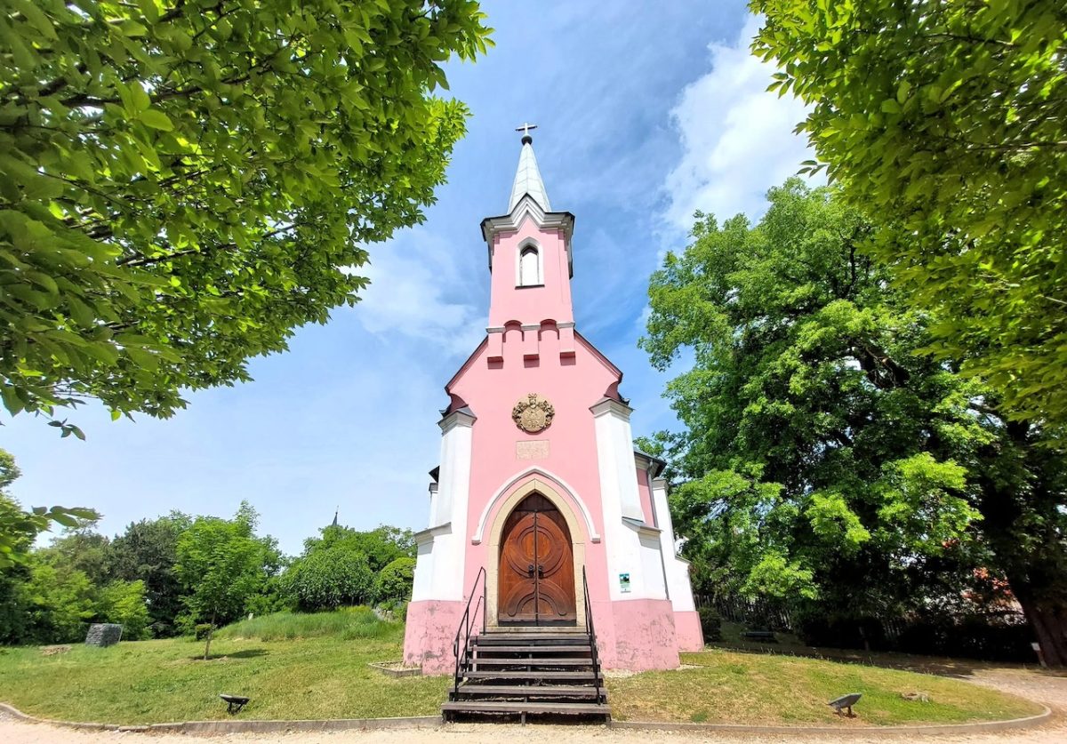 Balatonboglár csodái: Kék kápolna, Vörös kápolna és Árpád-kori templomrom